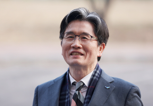 오동운 고위공직자범죄수사처장이 22일 오전 정부과천청사 내 공수처로 출근하며 입장 발표를 준비하고 있다. [연합뉴스]